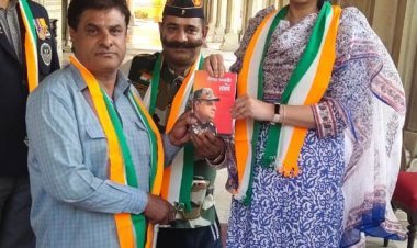 सांसद दिया कुमारी को भेंट की "सैनिक उदयवीर का संघर्ष" पुस्तक 