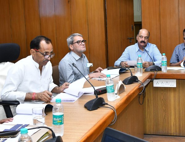 राष्ट्रीय राजमार्ग परियोजनाओं के कार्य समयबद्ध पूर्ण करें  -सार्वजनिक निर्माण मंत्री