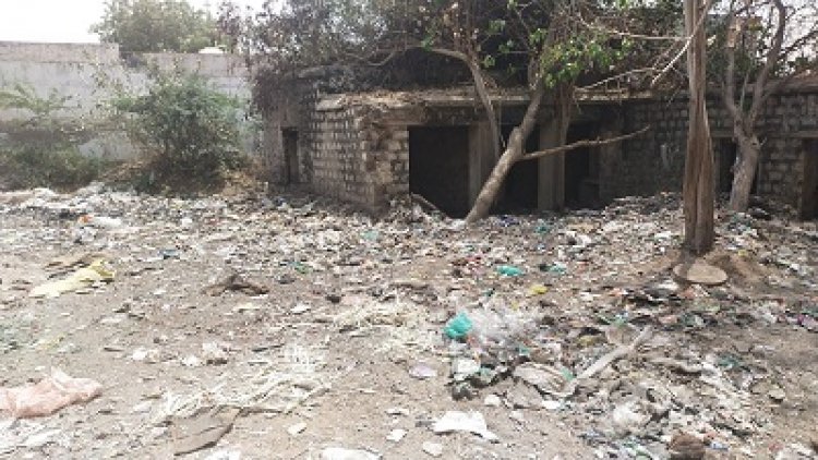 मोदरान में स्कूल के सामने लगे कचरे के ढेर खोल रहे स्वच्छता अभियान की पोल