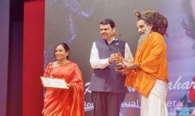 महाराष्ट्र के पूर्व मुख्यमंत्री देवेंद्र फडणवीस के हाथों सद्गुरू श्री ऋतेश्वर जी महाराज को मिला बेस्ट स्पिरिचुअल लीडर का न्यूज़मेकर्स अचीवमेंट अवार्ड