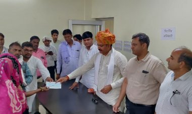 सामाजिक न्याय एवं अधिकारिता मंत्री ने विद्युत दुर्घटना में  मृतक छात्र के परिजनों को सौंपा 5 लाख रूपये का चेक