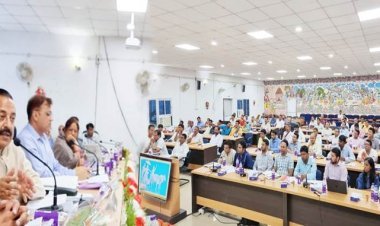 डॉ. सिंह ने शिक्षा, कृषि और स्वास्थ्य जैसे क्षेत्रों में अर्जित उपलब्धियों के लिये जिला प्रशासन की प्रशंसा की