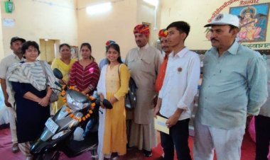 जिला स्तरीय स्कूटी वितरण समारोह में स्कूटी पाकर बालिकाओं के चेहरे खिल उठे