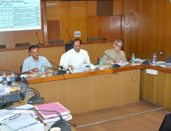 राष्ट्रीय राजमार्ग व अन्य परियोजनाओं के कार्य समयबद्ध पूर्ण करें  - सार्वजनिक निर्माण मंत्री