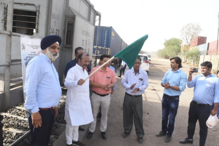 जोधपुर के भगत की कोठी रेल्वे स्टेशन पर राजसिको चैयरमेन ने दिखाई हरी झण्डी