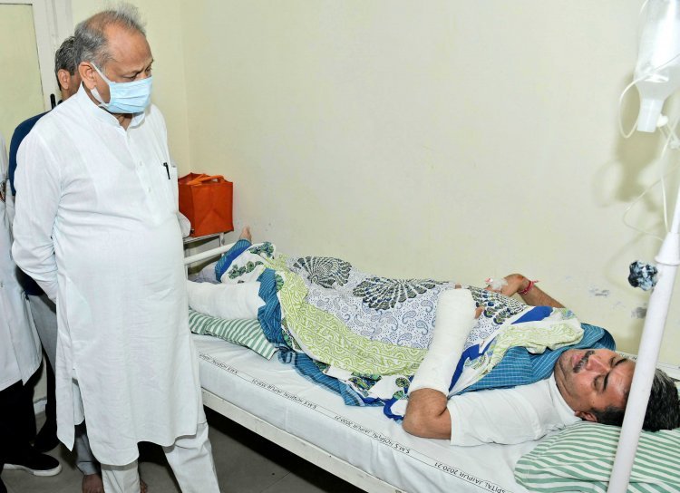 मुख्यमंत्री ने किया एसएमएस अस्पताल का औचक निरीक्षण