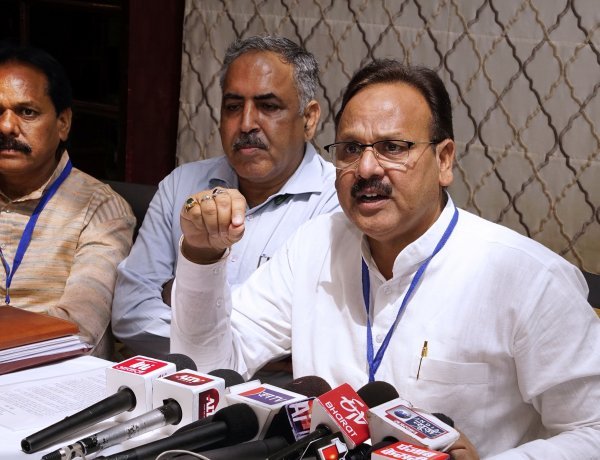 प्रदेश केे 2 हजार 290 हाजी जायेंगे हज यात्रा पर हाजियों को समस्याओं न हो इसका पूरा ध्यान रखा जायेगा