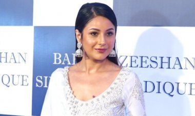 शहनाज गिल ने एक इमोशनल फैन को गले लगाया, सोशल मीडिया पर चर्चा