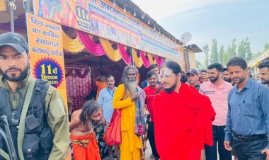 फ्रंट लाइन वारियर्स के साथ अमरनाथ यात्रियों को सहयोग करते हुए स्वामी प्रियम जी