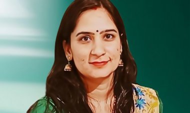 विपरीत परिस्थितियाँ अक्सर हमें नई दिशा की ओर धकेलती हैं।