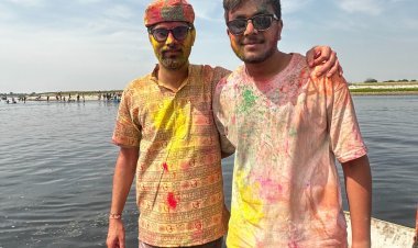 लेबर लॉ एडवाइजर के अनिरुद्ध शर्मा (अनाड़ी एंडी) ने वृन्दावन में मनाई होली