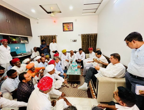 पूर्व मंत्री चौधरी ने निवास पर जनसुनवाई कर आमजन के अभाव अभियोग सुने