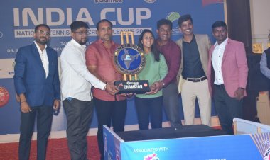 डॉ पी वी शेट्टी, क्रिकेटर जेमिमा रोड्रिग्स द्वारा इंडिया कप नेशनल टेनिस बॉल क्रिकेट लीग 2023 की ट्रॉफी का अनावरण