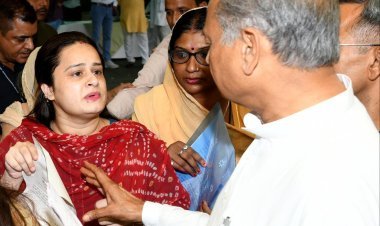 पूनम अंकुर छाबड़ा ने मुख्यमंत्री निवास में मुख्यमंत्री अशोक गहलोत जी को आबकारी नीति की पालना हेतू दिया ज्ञापन