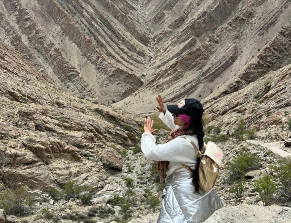 क्या तनीषा मुखर्जी लद्दाख के पहाड़ों में ट्रेकिंग कर रही हैं