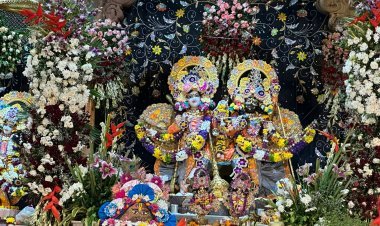 जयघोषों के बीच प्रकट हुए भगवान श्री कृष्ण