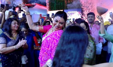 सुष्मिता सेन ने दुर्गा पूजा में किया धुनुची नृत्य, 'आर्या 3' में आएंगी नज़र