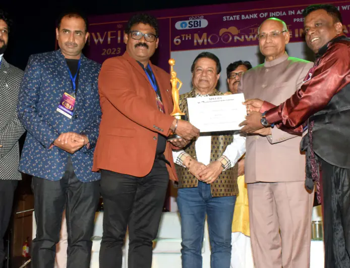 राज्यपाल  ने 6वें मूनव्हाइट फिल्म्स इंटरनेशनल फिल्म फेस्टिवल में सुधीर अत्तावर को सर्वश्रेष्ठ निर्देशक पुरस्कार प्रदान किया