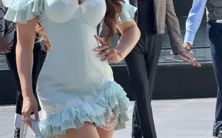 5 लाख की आसमानी नीली पोशाक में कहर बरपाती उर्वशी रौतेला