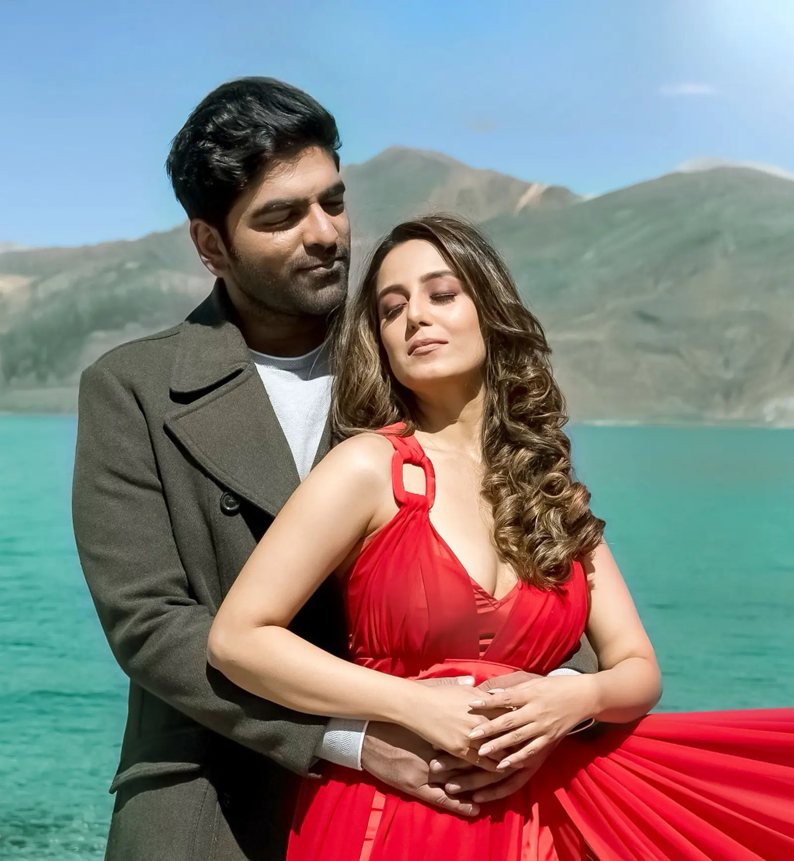 शाहरुख खान के गीत 'गेरुआ' की याद दिलाता है शौर्य मेहता और सृष्टि रोड़े का म्यूजिक वीडियो 'दिल ये दिलबरो'