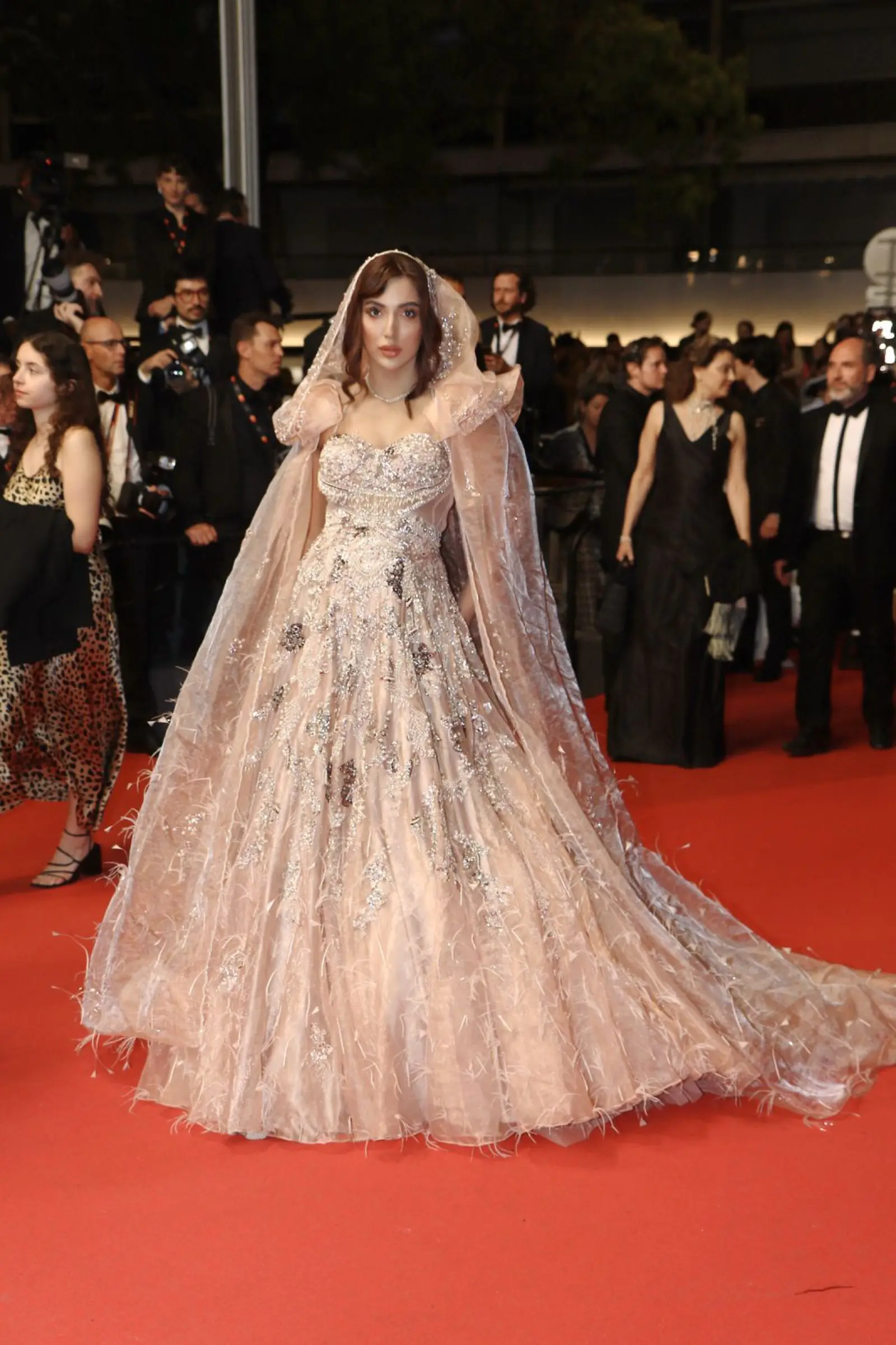 मिस इंडिया अरिसा खान ने कान्स रेड कार्पेट पर प्रतिष्ठित 'घूंघट' के साथ भारतीय संस्कृति का जश्न मनाया
