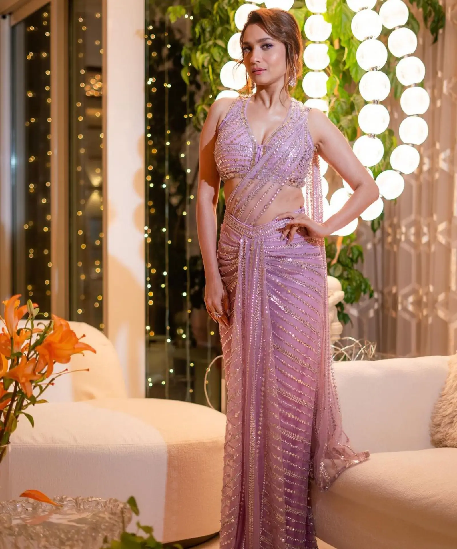 गाउन से साड़ी तक: अंकिता लोखंडे एक फैशन आइकन के रूप में चमकीं