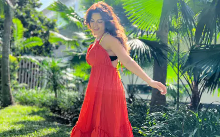 धूप में भीगते हुए सम्मोहक सुंदरता दिखाती शमा सिकंदर