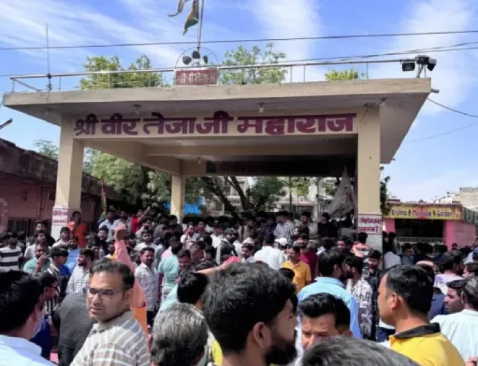जयपुर में वीर तेजाजी महाराज की मूर्ति खंडित होने पर हंगामा, टोंक रोड जाम – भारी पुलिस बल तैनात
