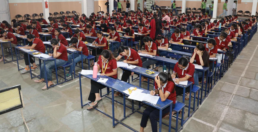 नीट स्टूडेंट्स ने मेगा मॉक टेस्ट से किया सेल्फ एनालिसिस -मोशन एडुकेशन  ने ली परीक्षा से पहले परीक्षा