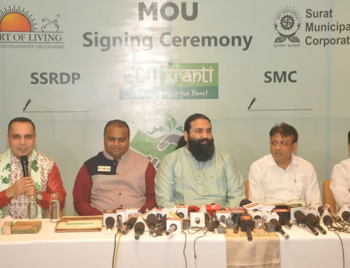 सूरत से ‘इको क्रांति’ का आरंभ, श्री श्री रविशंकर संग आर्ट ऑफ लिविंग का प्लास्टिक मुक्त भारत अभियान