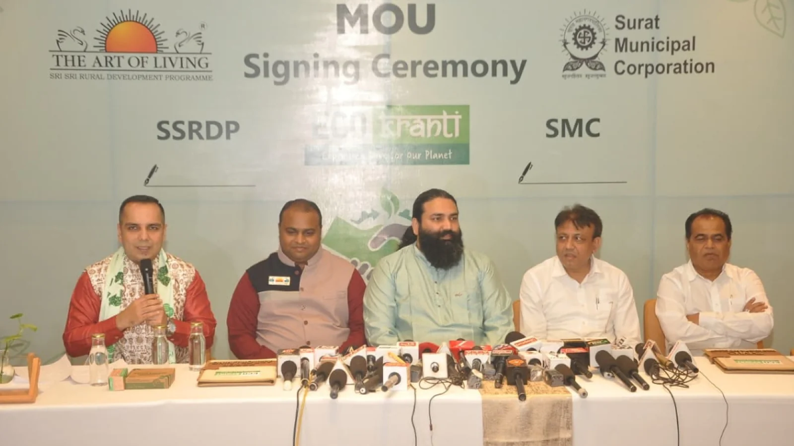 सूरत से ‘इको क्रांति’ का आरंभ, श्री श्री रविशंकर संग आर्ट ऑफ लिविंग का प्लास्टिक मुक्त भारत अभियान