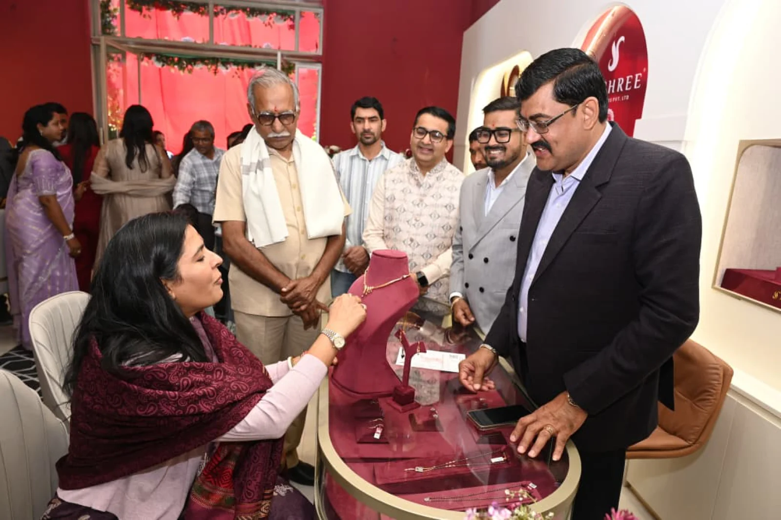 जयश्री ज्वेलर्स का मानसरोवर में दूसरा शोरूम हुआ लॉन्च, सेलिब्रिटीज ने बढ़ाई रौनक