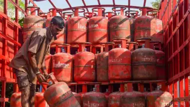 पश्चिम एशिया संकट: सरकार की अपील – सिलेंडर ऑनलाइन बुक करें, वितरक के पास सिर्फ जरूरत पड़ने पर जाएं